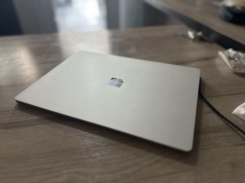 Micrasoft surface laptop 2 sotiladi 8/128