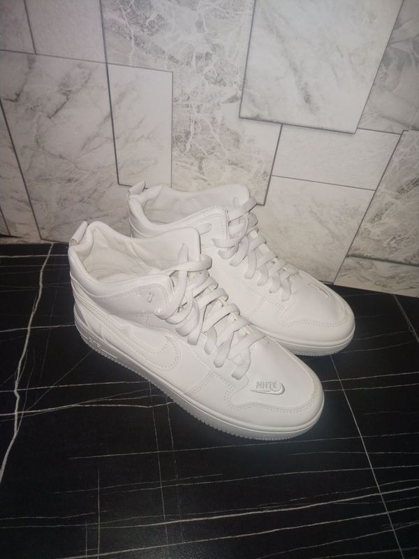 Nike krosovka yangi Nike krosovka yangi