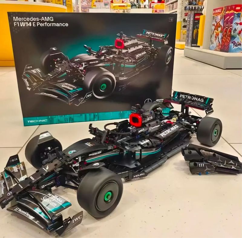 Конструктор Лего F1 Petronas AMG