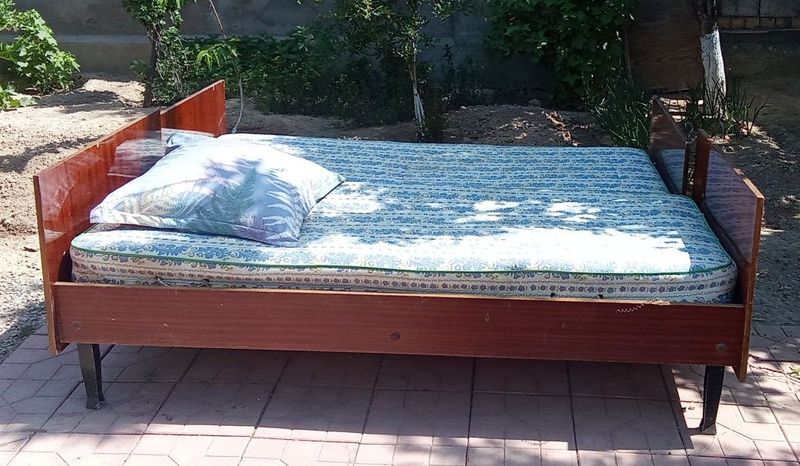 Продаються срочно две кровати с родными матрасами не дорого. Продаються срочно две кровати с родными матрасами не дорого.