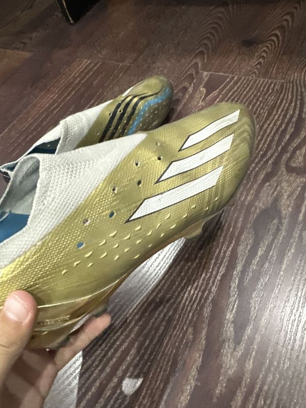 Бутсы Adidas messi world cup 40 размера б/у в отличном состоянии Бутсы Adidas messi world cup 40 размера б/у в отличном состоянии