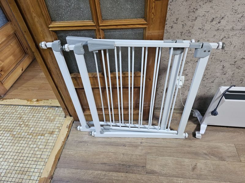 Продаются детские ворота в дверной проём. Продаются детские ворота в дверной проём.