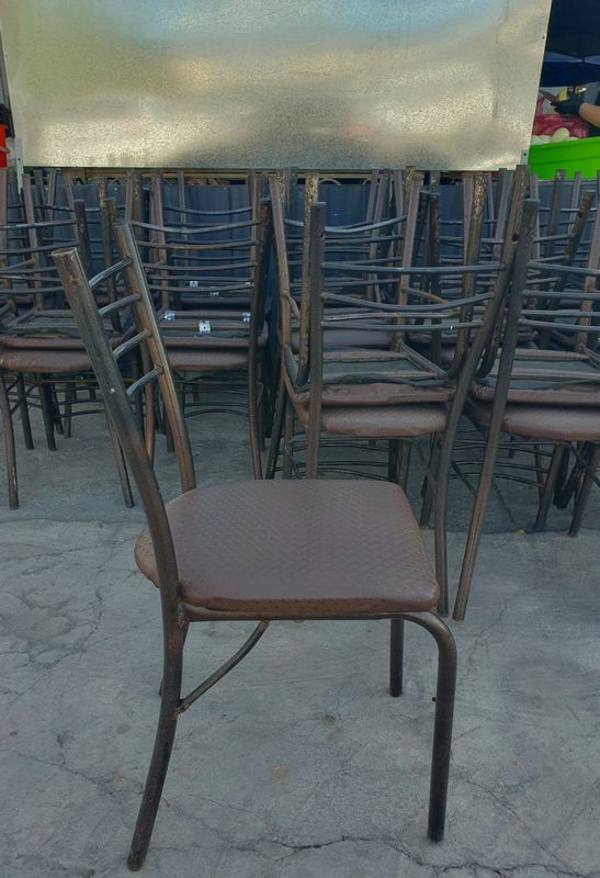 “Стулья, которые использовались в столовой” “Стулья, которые использовались в столовой”