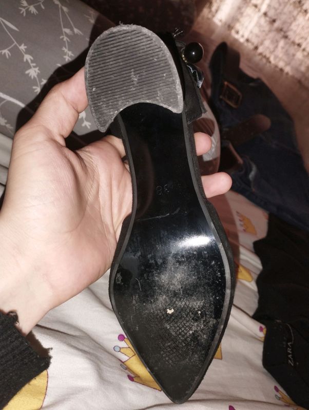 qora rangli asal kablokchali tufli yangi