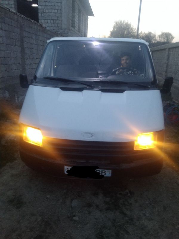 Ford transit sotiladi