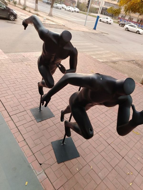 Maniken sotiladi Maniken sotiladi