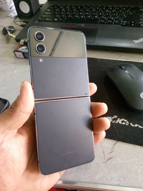 Samsung Z flip4 srochna sotiladi Samsung Z flip4 srochna sotiladi