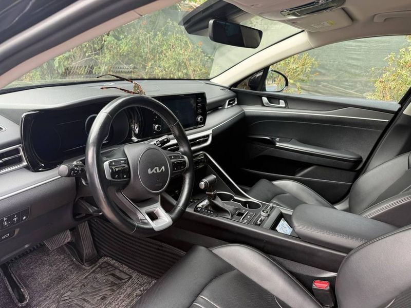 Kia K5 чорний пантера Kia K5 чорний пантера