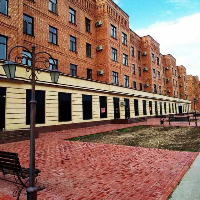 Продается квартира, в красном кирпичном доме напротив Аэропорта