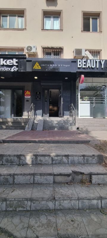 Сдаётся 2 комнатный офис, 65 квм, ул. Ш. Руставели, братский могил Сдаётся 2 комнатный офис, 65 квм, ул. Ш. Руставели, братский могил