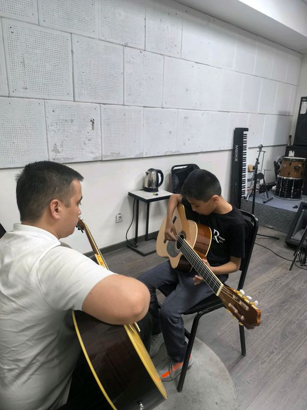Gitara tugargi 3 oy ichida Gitara tugargi 3 oy ichida