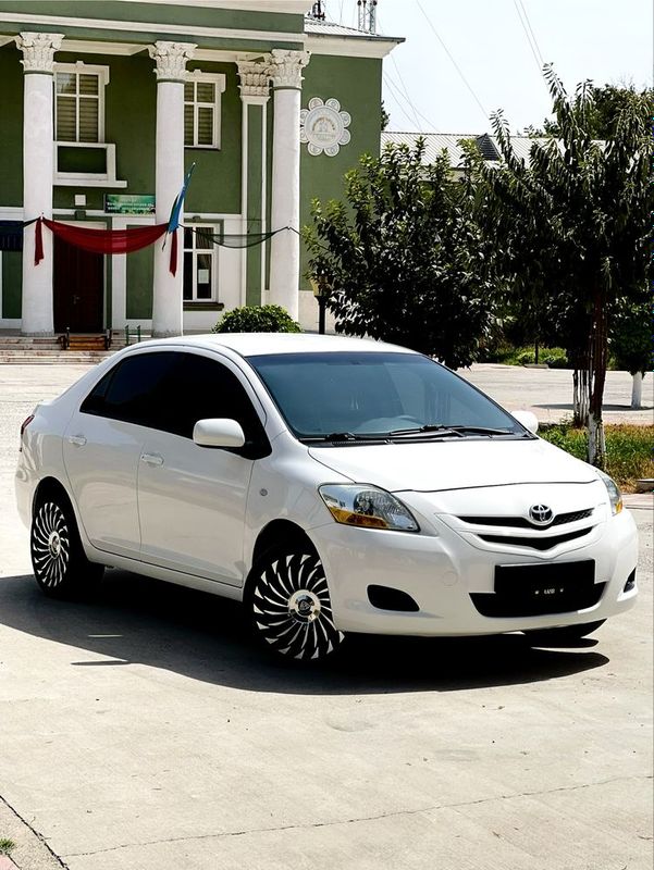 Toyota Yaris srochna sotiladi aftamat xolati zor Toyota Yaris srochna sotiladi aftamat xolati zor
