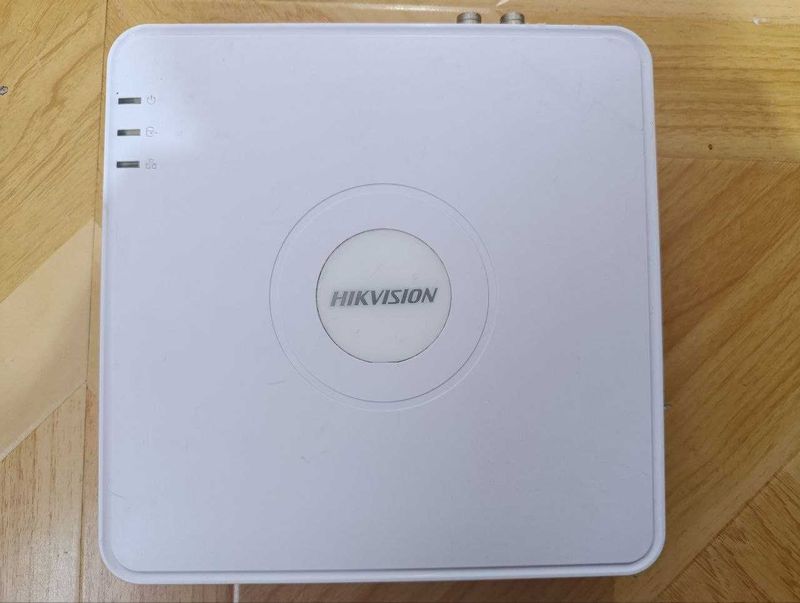 DVR Hikvision 4 канальный хард 1ТВ DVR Hikvision 4 канальный хард 1ТВ