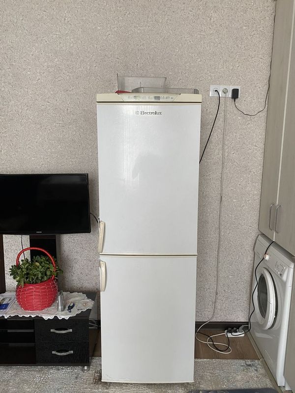 Продам холодильник б/у Electrolux 60