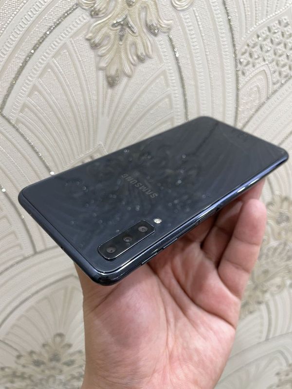 Samsung A7 Ideal holatda 4/64gb Aybi yoq Samsung A7 Ideal holatda 4/64gb Aybi yoq