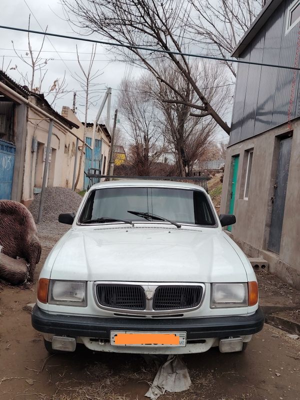 Gaz 3110 Volga yurib turibdi