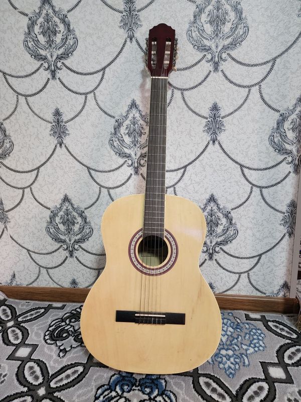 Klassik gitara sotiladi Klassik gitara sotiladi