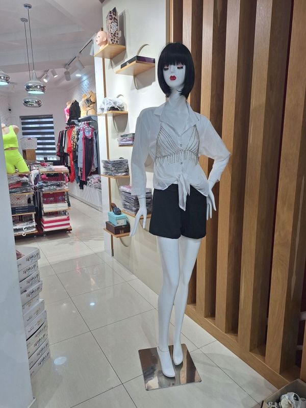 Maniken sotiladi Maniken sotiladi