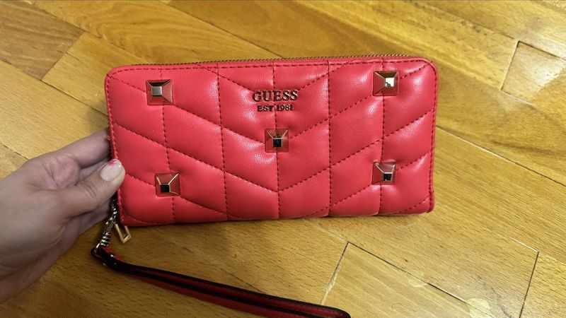 Кошелек клатч яркого цвета, имеются карманы, марка Guess