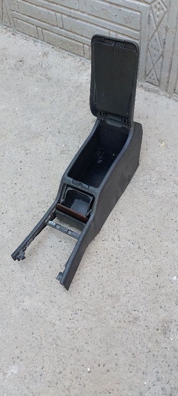 Мерседес Бенс W210 га бар, подлокотник билан прикуритель Мерседес Бенс W210 га бар, подлокотник билан прикуритель