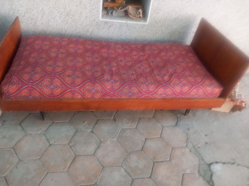 Divan kravatlar 2 ta sotiladi. Holati juda yaxshi