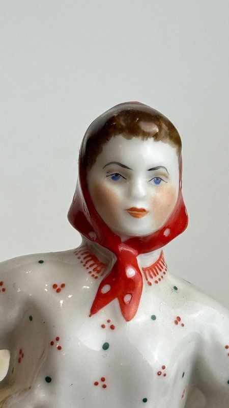 Фарфоровая статуэтка салфетница девушка сос нопом ЛФЗ Фарфоровая статуэтка салфетница девушка сос нопом ЛФЗ