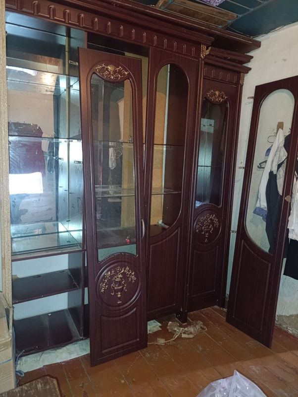 Шу стенка ойнаси ва тахталарини текинга бераман Шу стенка ойнаси ва тахталарини текинга бераман