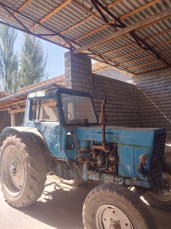 Traktor sotiladi