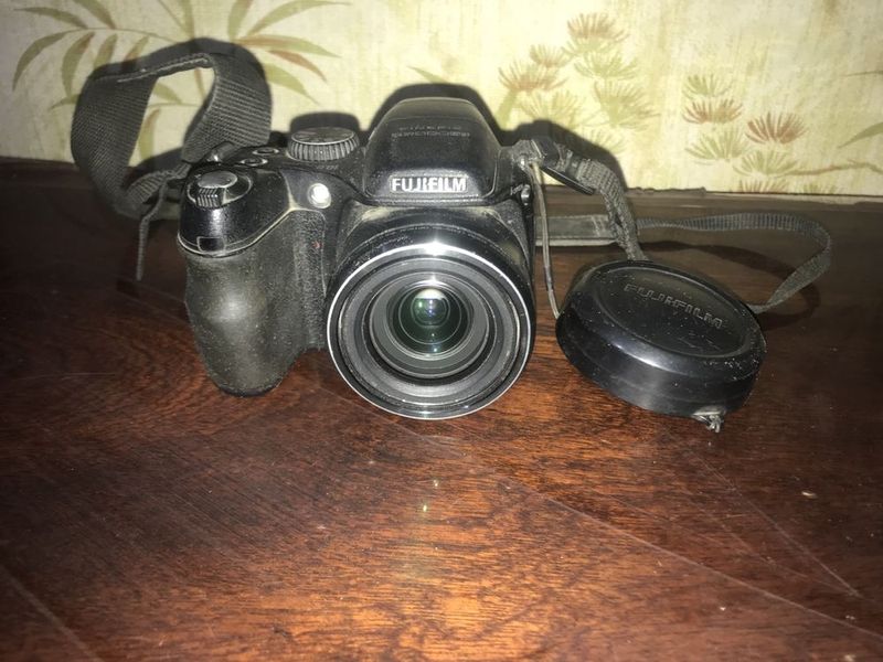 Fujifilm (finepix s2000HD) 10 mp, 15 zoom. рабочий