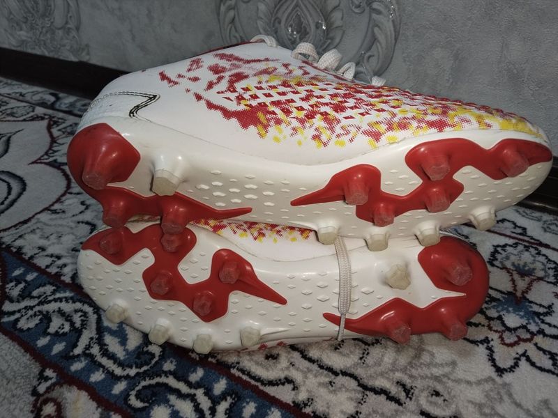 Бутсы сотилади " Adidas Predator XS "