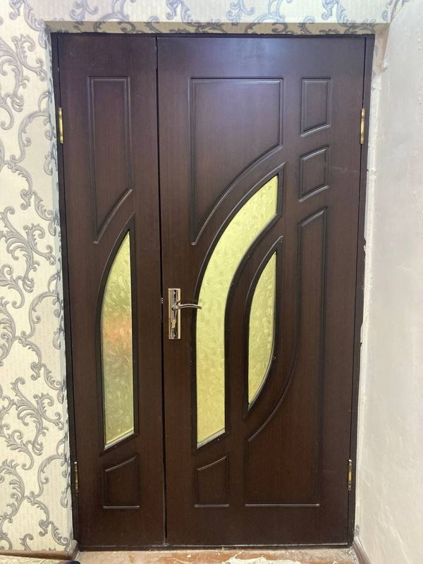 Eshiklar Bir (1) dona o‘lchami: 110x200 sm, Uch (3) dona 80x200 sm Eshiklar Bir (1) dona o‘lchami: 110x200 sm, Uch (3) dona 80x200 sm