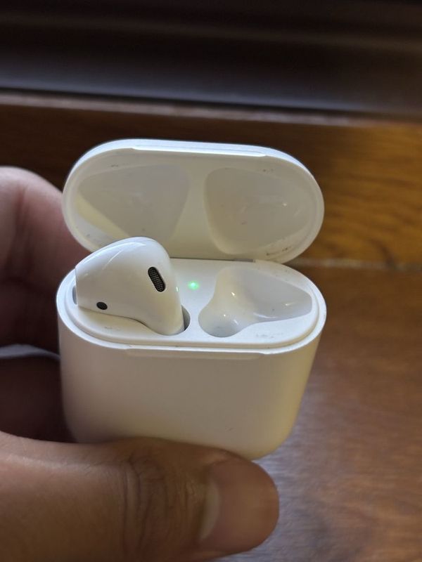 Airpods 2.1 чап тараф наушник и кейс сотилади
