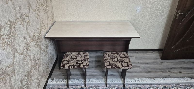 Продам стол + 4 стула Продам стол + 4 стула