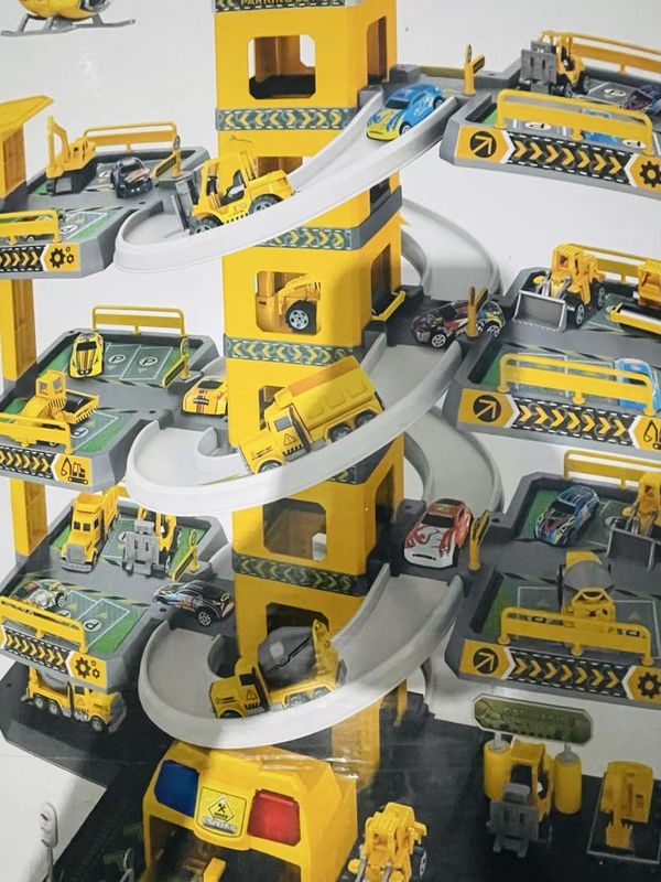 Игровая парковка в хорошем састояние Игровая парковка в хорошем састояние