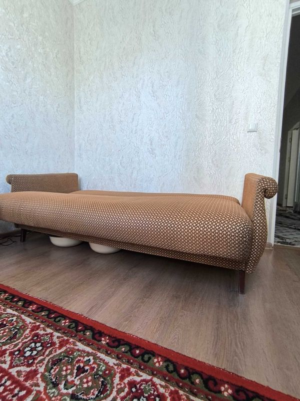 Divan-kravat sotiladi Divan-kravat sotiladi