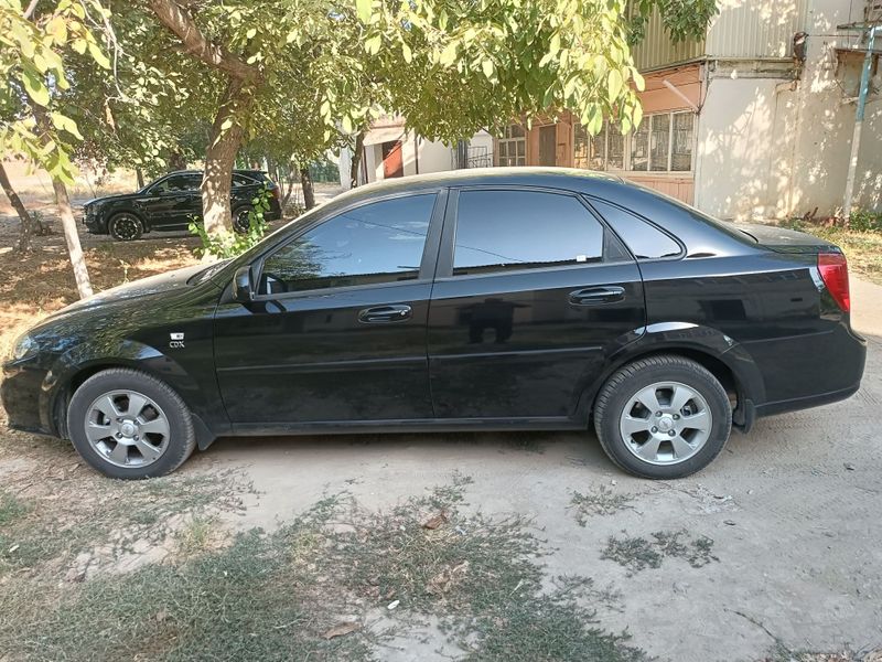 Gentra 2023, 7200 km probeg, ful pozitsiyasi, qora, lyuk bor, 15700$ n
