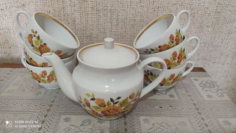Продаётся чайник и 6 кружек Продаётся чайник и 6 кружек