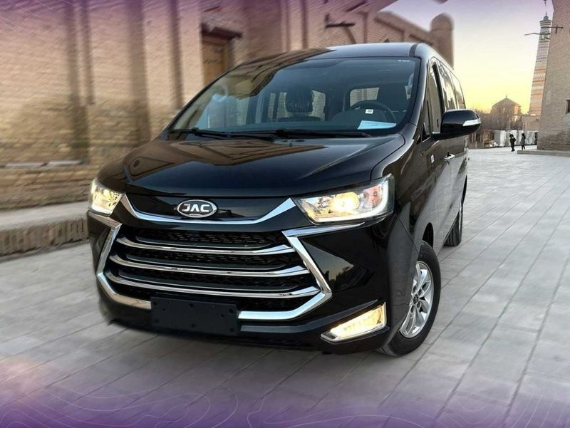 Продам черный JAC M4 механика Продам черный JAC M4 механика