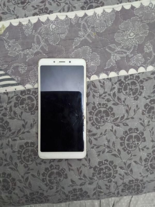 Телефон Redmi6 в отличном состоянии немного разбит экран Телефон Redmi6 в отличном состоянии немного разбит экран