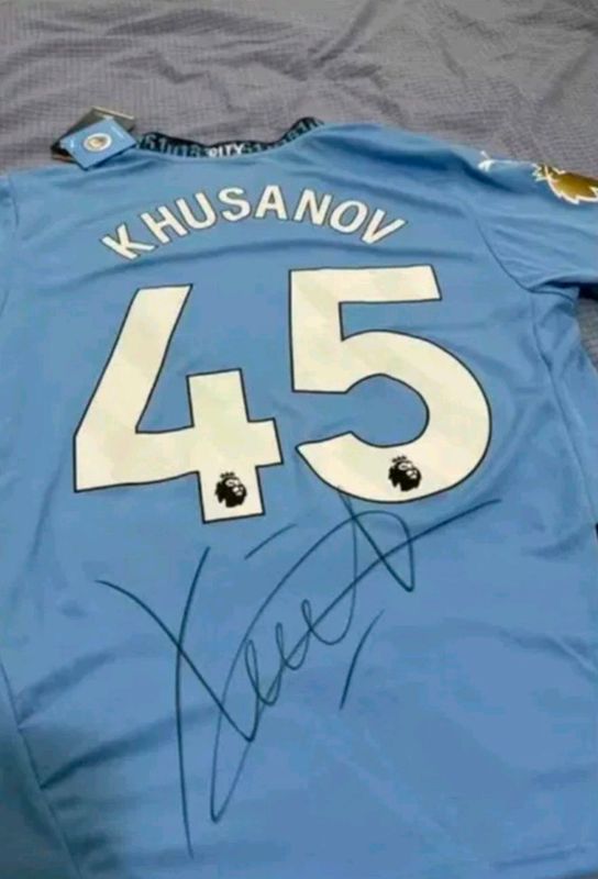 Abduqodir Husanov imzosi tushirilgan futbolka Abduqodir Husanov imzosi tushirilgan futbolka