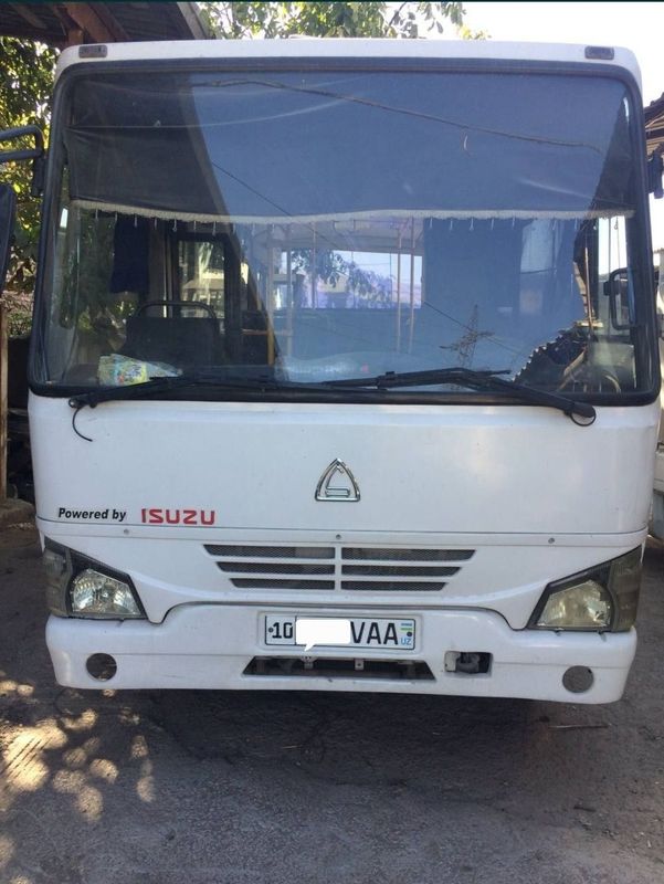 Avtobus sotiladi Isuzu