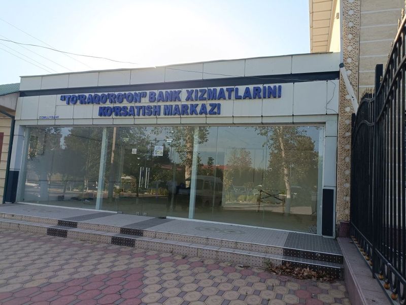 Turaqo'rg'on markazida hokimiyat yolida savdo uchun ijaraga joy