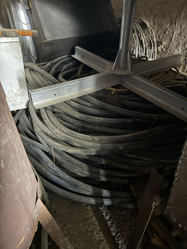 Kabel Shit va avtomatlar sotiladi.