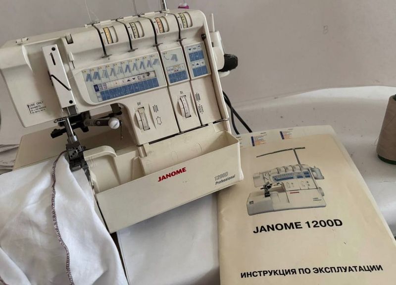 Коверлок Model Janome 1200 D. В хорошем состоянии. Коверлок Model Janome 1200 D. В хорошем состоянии.