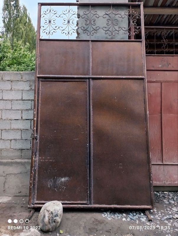 Darvoza sotiladi: Narxi kelishilgan holda: Razmeri: 1.90 ga 3.50 Mat Darvoza sotiladi: Narxi kelishilgan holda: Razmeri: 1.90 ga 3.50 Mat