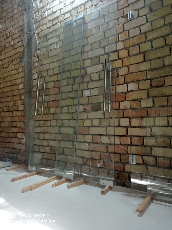 Двери из заколённого стекла. Миробод Двери из заколённого стекла. Миробод