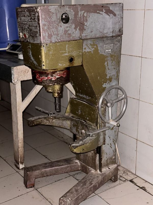 Кондитерский миксер. Холати яхши. Зо ишлиди. 3 фазада ишлиди. 120 та т