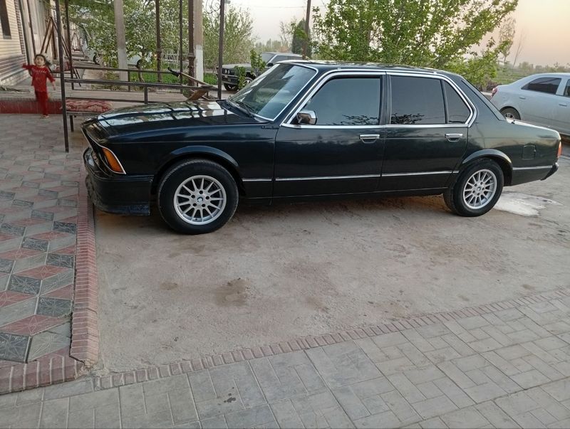 BMW 732 mashina na xodu BMW 732 mashina na xodu