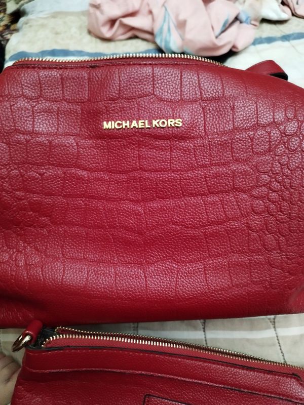 Продам сумку Michael kors красный цвет