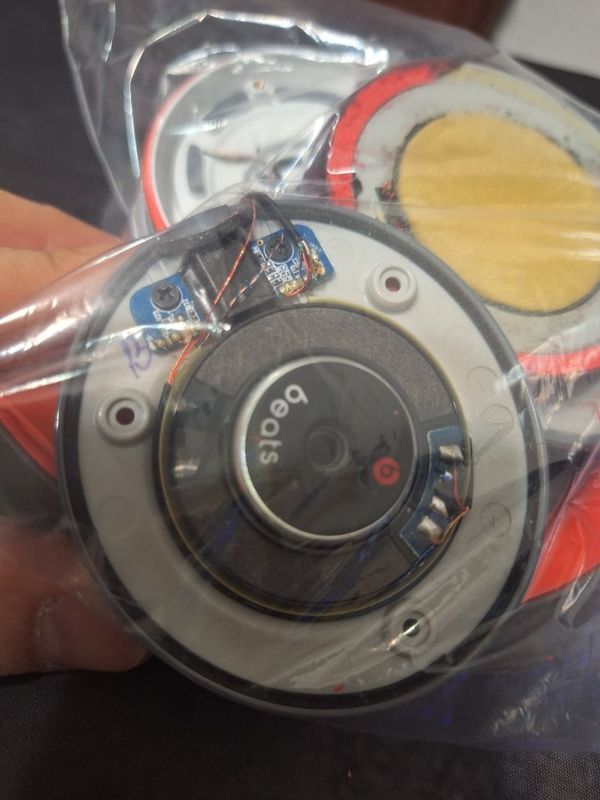 Оригинальные динамики от наушников Beats by Dr. Dre Solo . Оригинальные динамики от наушников Beats by Dr. Dre Solo .